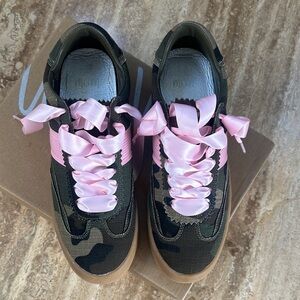 Mi.iM Camouflage Sneakers with Pink Accents